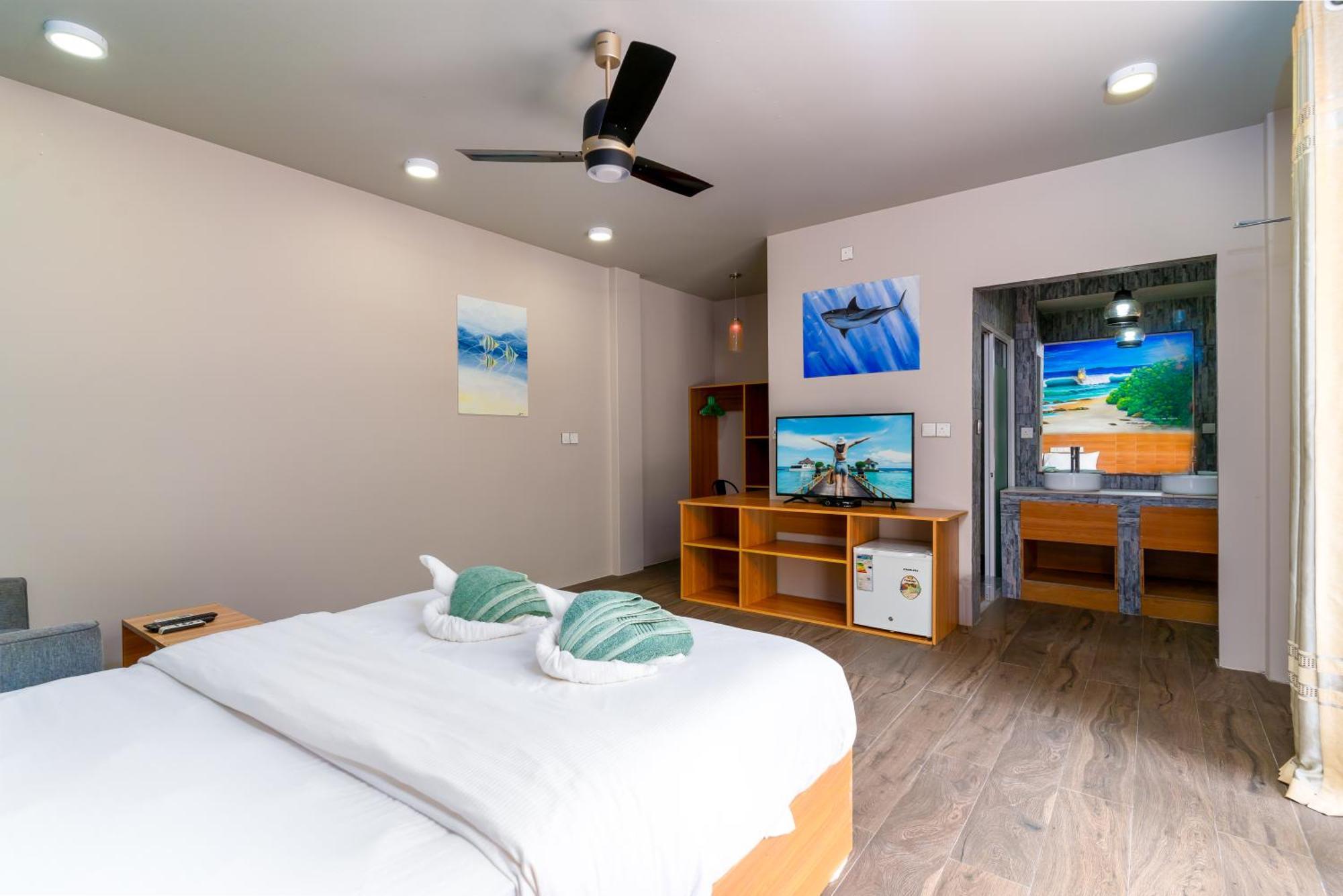 Ukulhas Villa Oceanview Hotel & Spa Exterior photo
